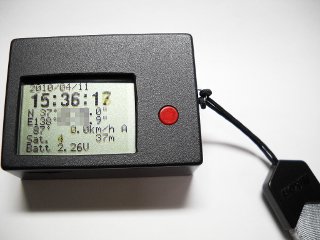 自作した液晶表示つき GPSデータロガーとストラップ