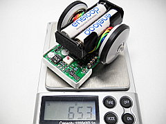 ハードウェア完成した自作インホイールモーター使用のライントレーサ・体重測定