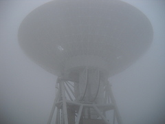 霧の中の 64m電波望遠鏡